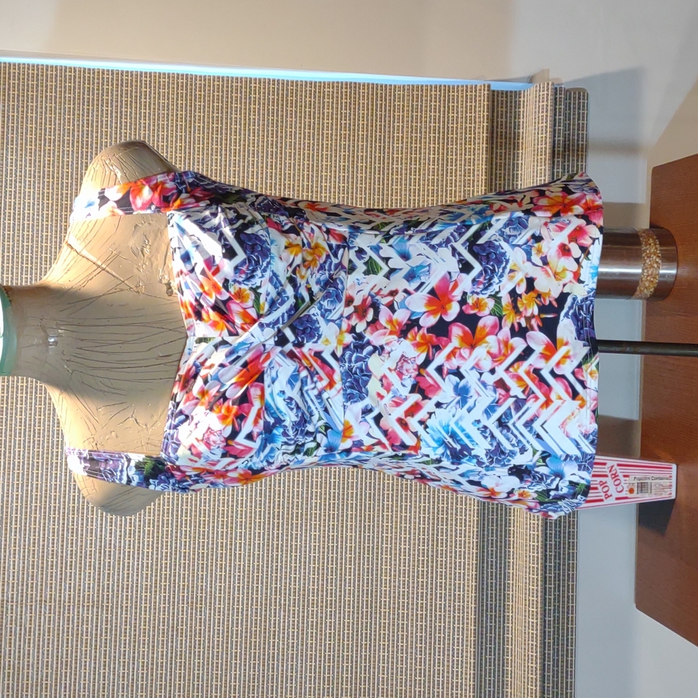 NWT.  SUNSEEKER AUSTRALIA 🌏 SWIMMING TOP SIZE M. Cups up to 40DD